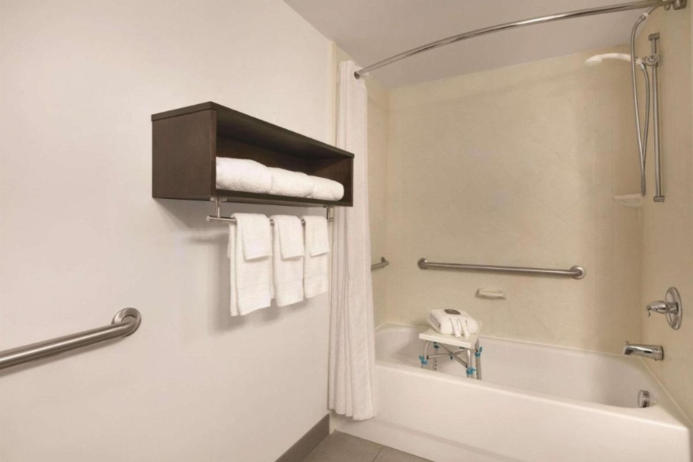 King Suite with Whirlpool - Disability Access/Non Smoking